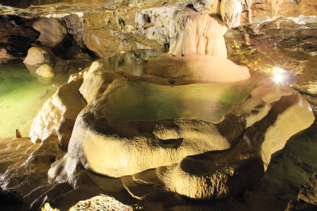 la-grande-fontaine-les-grottes-de-la-balme-isere