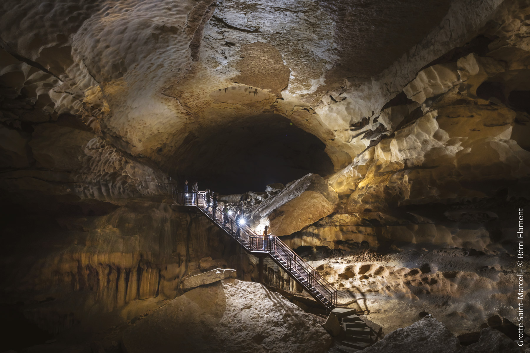 histoire du tourisme souterrain salle-du-cirque_balade-des-lucioles-_grotte-de-saint-marcel-d_ardeche-flament