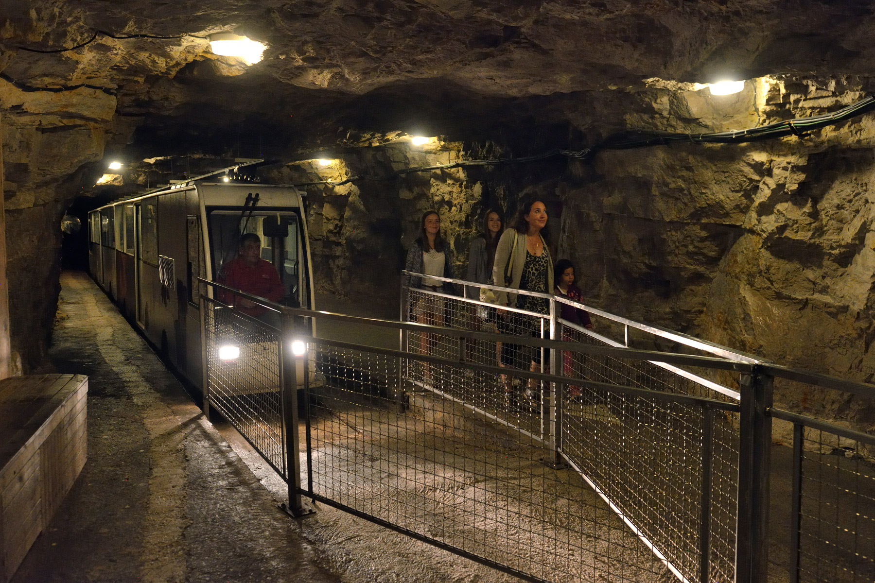 histoire du tourisme souterrain grottes-de-lacave-site_touristique-_michel-blot