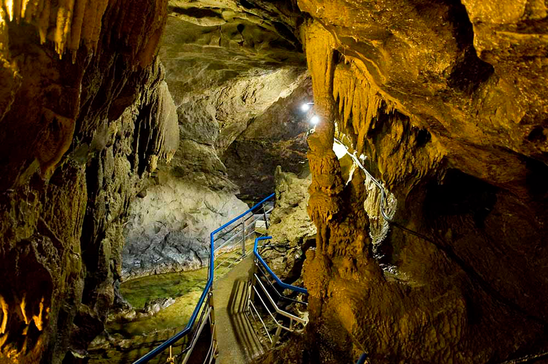 histoire du tourisme souterrain tourisme-riviere-souterraine-labouiche-ariege-foix