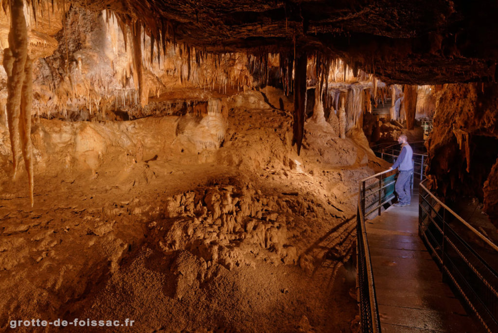 histoire du tourisme souterrain visite-famille-grotte-prehistorique-foissac-aveyron