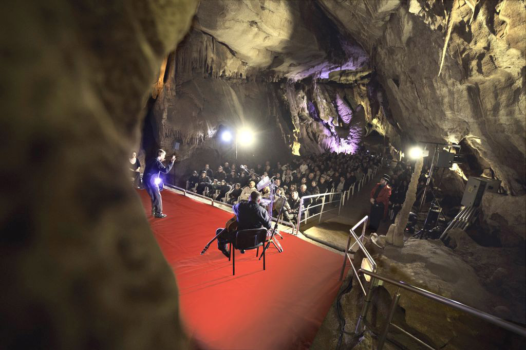 autour des grottes spectacle_cocaliere_salledescongres