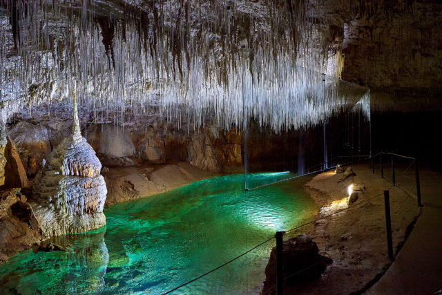 visite virtuelle grotte de choranche. immersion dans les grottes de France.