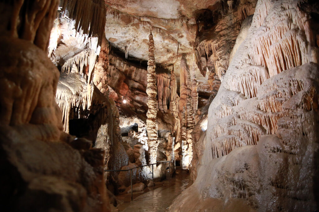 les-grottes-de-presque-salle-de-la-cascade-figee-grottes-de-presque